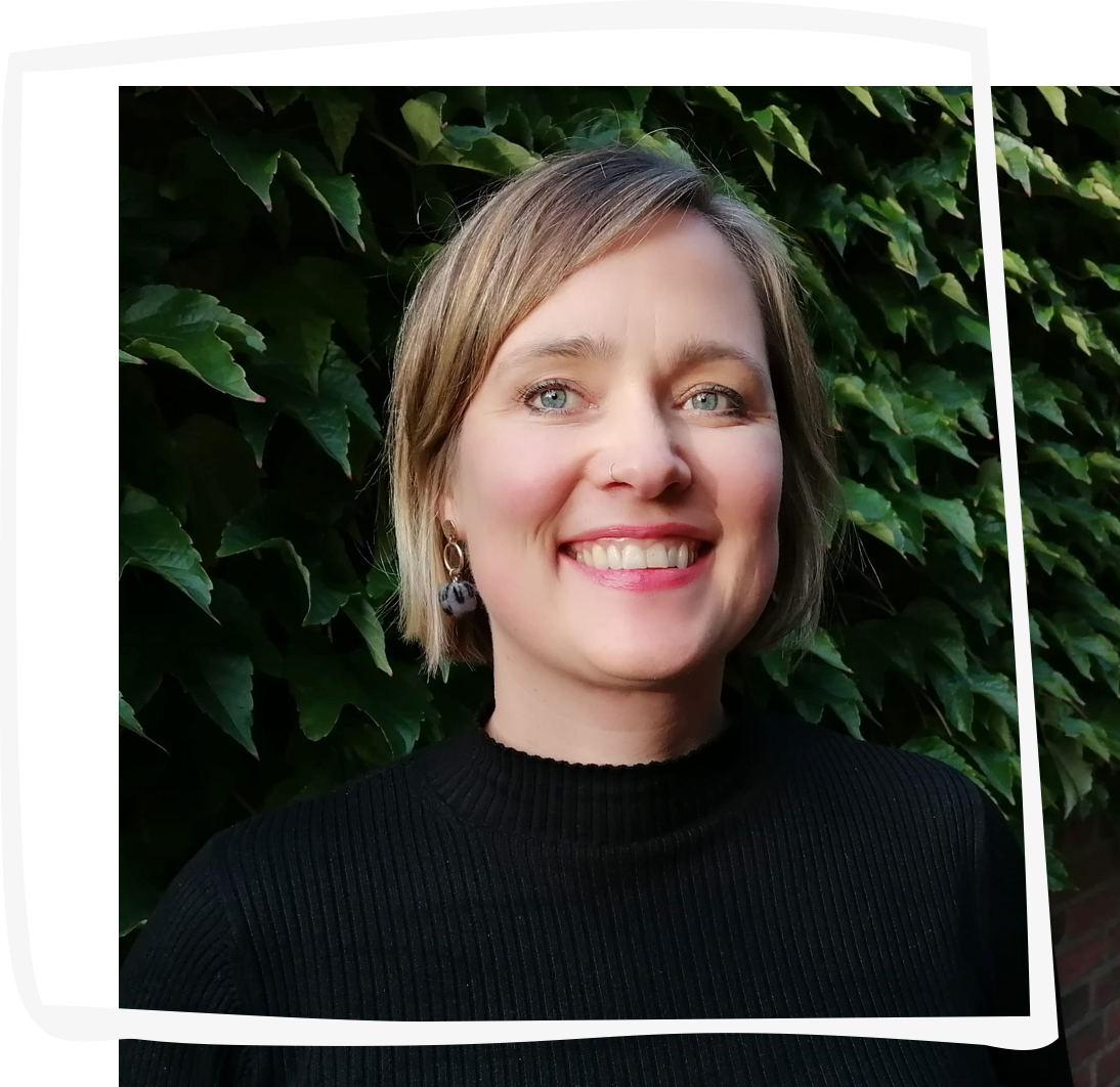 Foto von Susanne Friedrich. Schaut zur Kamera und lächelt.